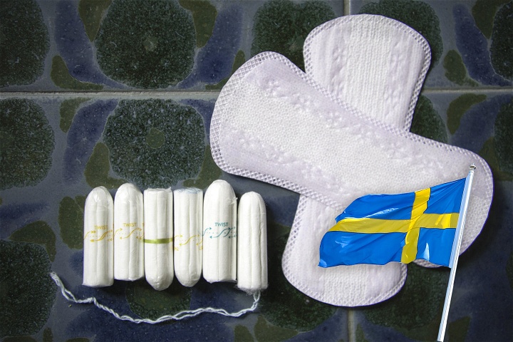Tamponger och trosskydd för mens. En svensk flagga inklippt framför.