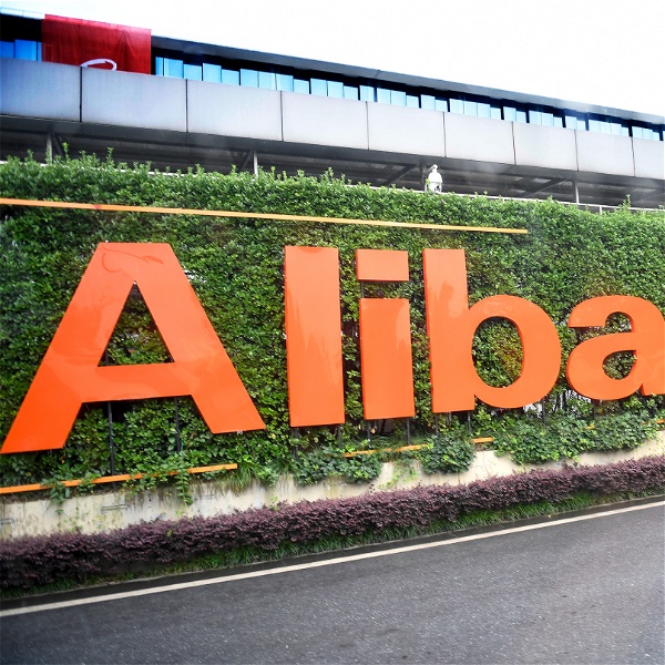 En skylt där det står Alibaba tillsammans med en spegelselfie på Suji Yan och Katt Gu.