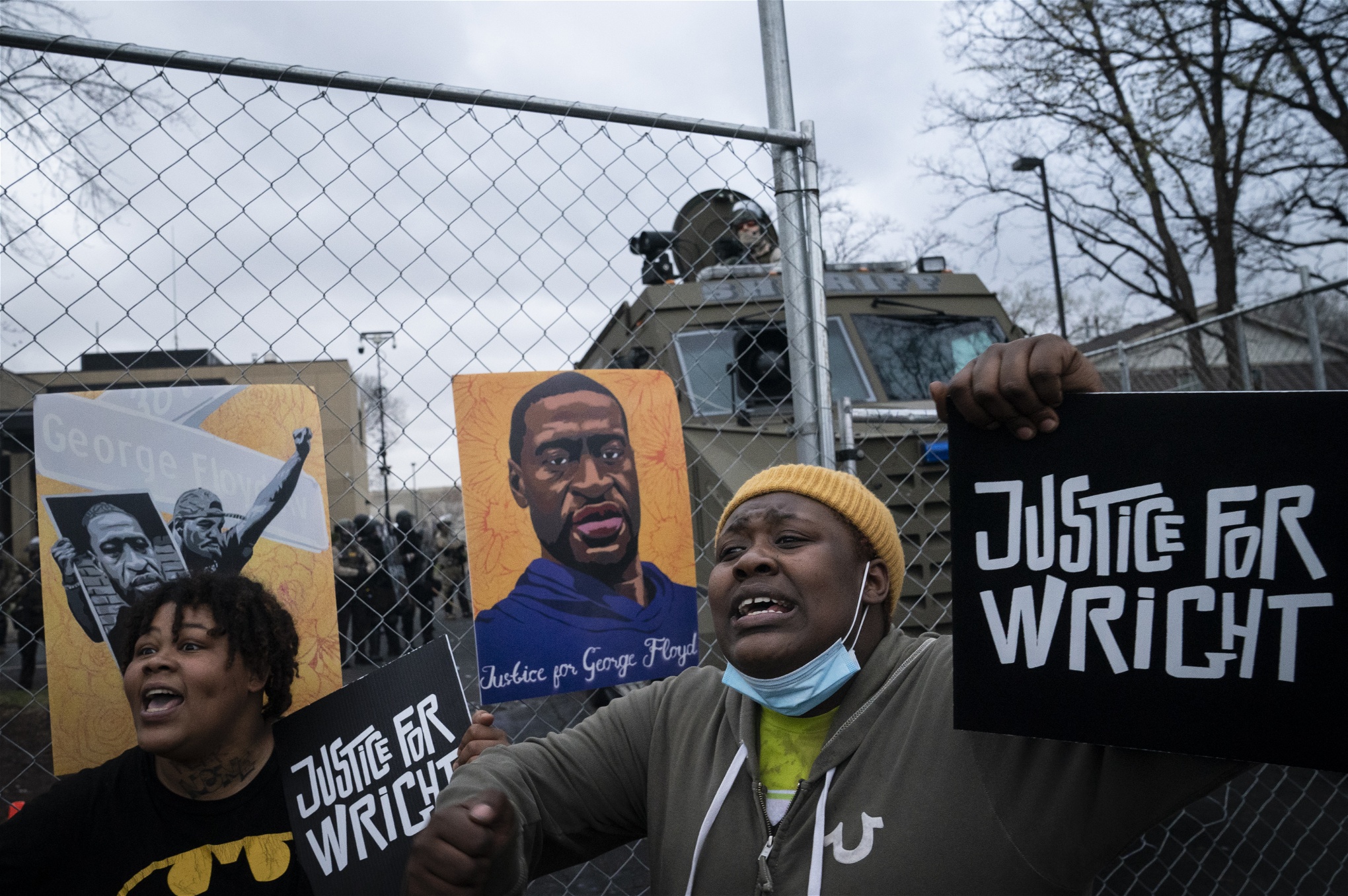 Kvinna håller upp plakat efter poliens mord Daunte Wright i Minneapolis