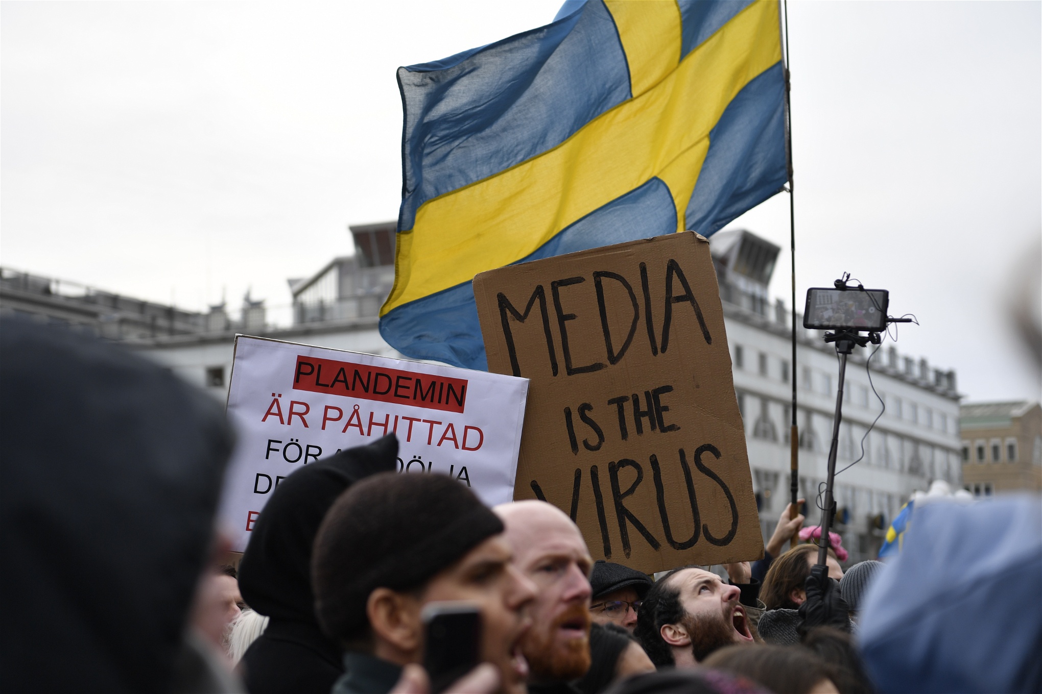 Demonstranter protesterar mot coronarestriktionerna i centrala Stockholm