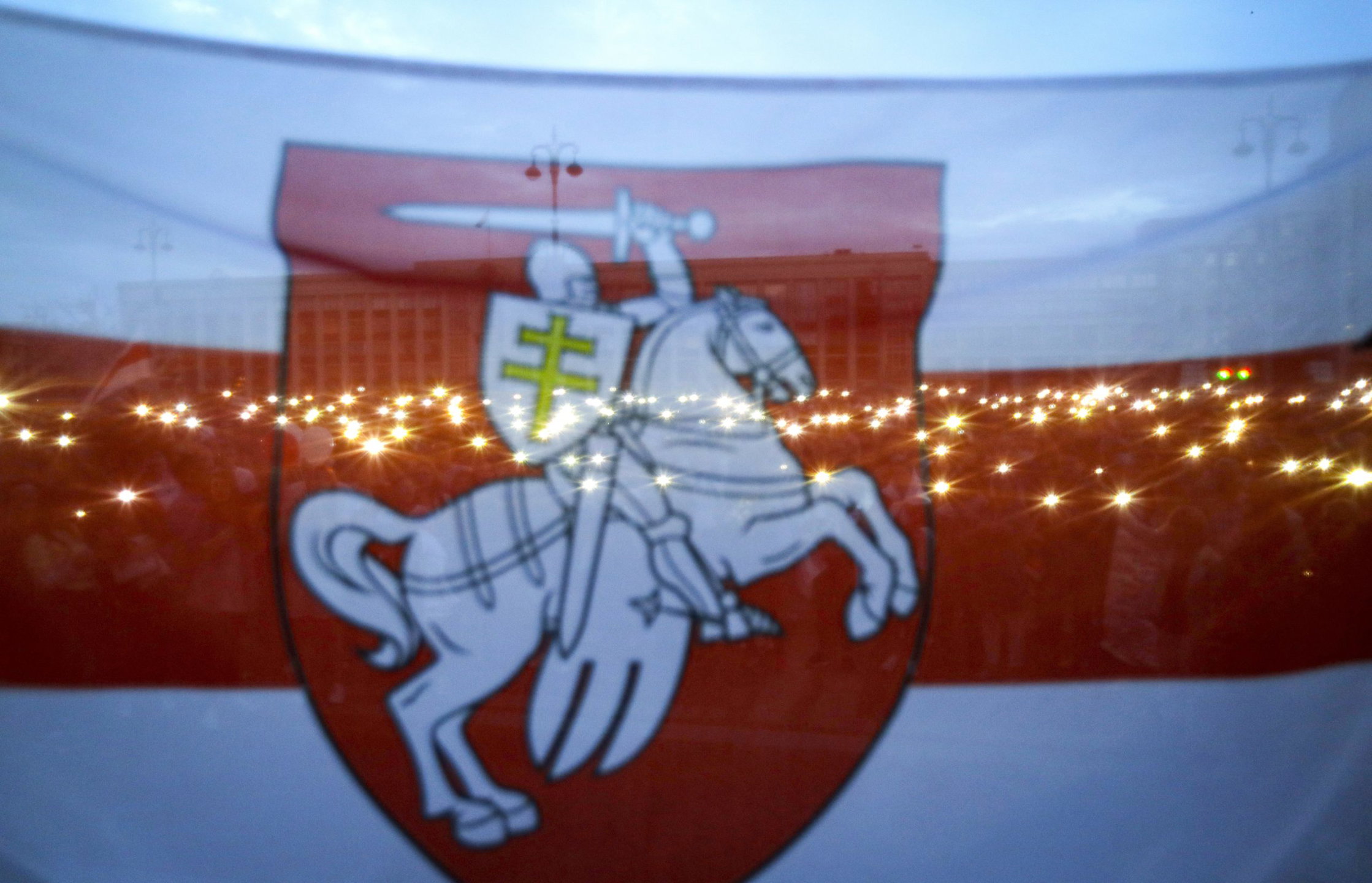 Den oppositionella flaggan i Belarus som blivit en symbol för protesterna. Det var den polisen hävdar att de hittade i bastun när gripandet ägde rum. Foto: Sergei Grits/AP/TT