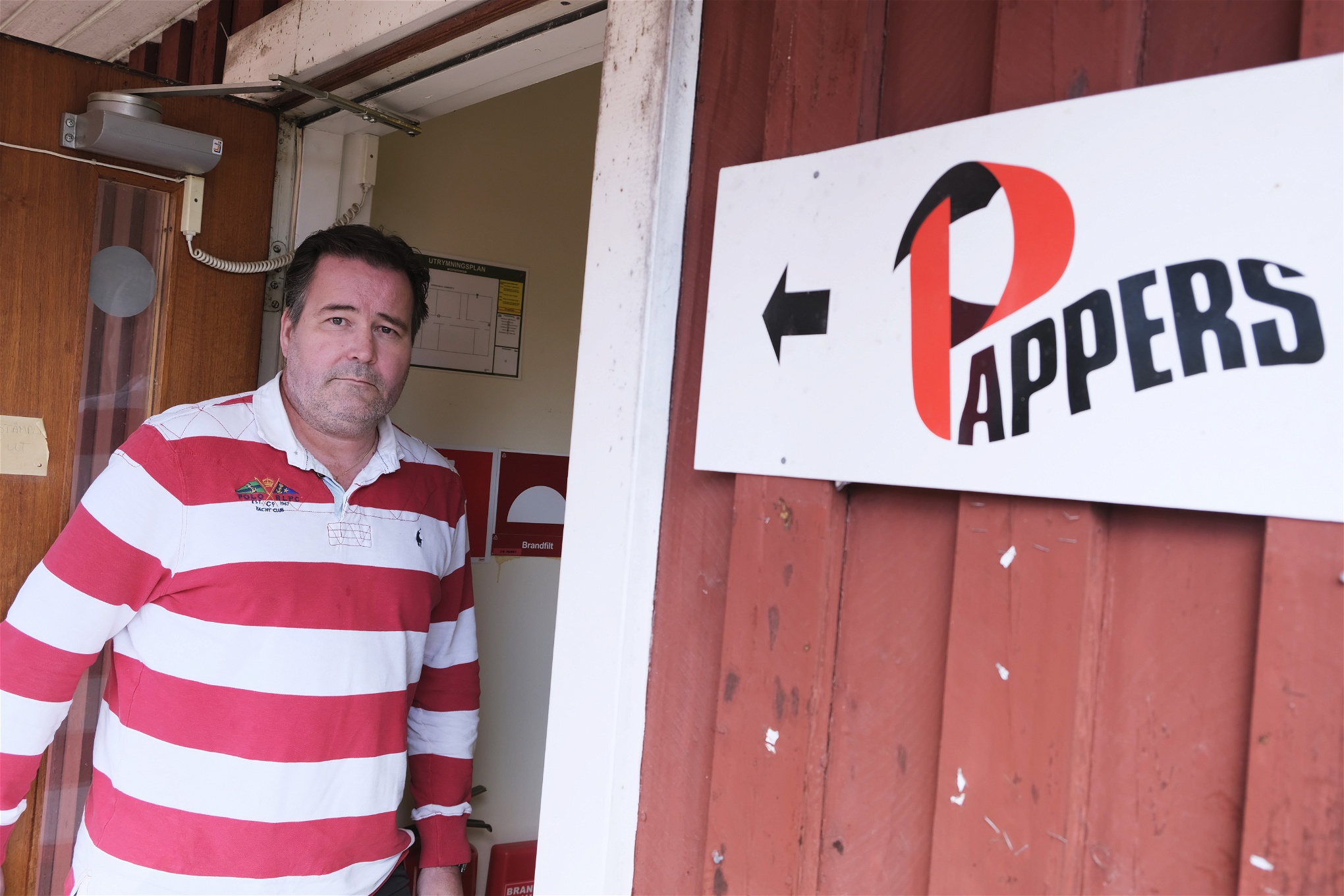 Patrik Aronsson är vice ordförande i den lokala Pappers-klubben på bruket och har varit anställd vid fabriken sedan 1987. Han förklarar att de nu ska vända på varje sten för att rädda verksamheten i Kvarnsveden. Foto: Johan Apel Röstlund