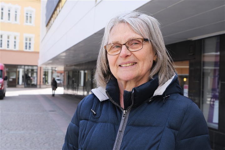 Karin Vadfors på en gata i centrala Borlänge.