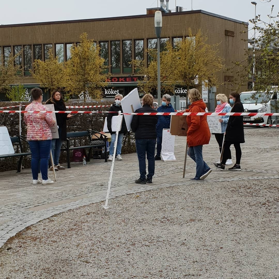 En av förra veckans protester mot det så kallade hälsoschemat där vårdanställda protesterar på torget i Bromölla. Foto: Privat.