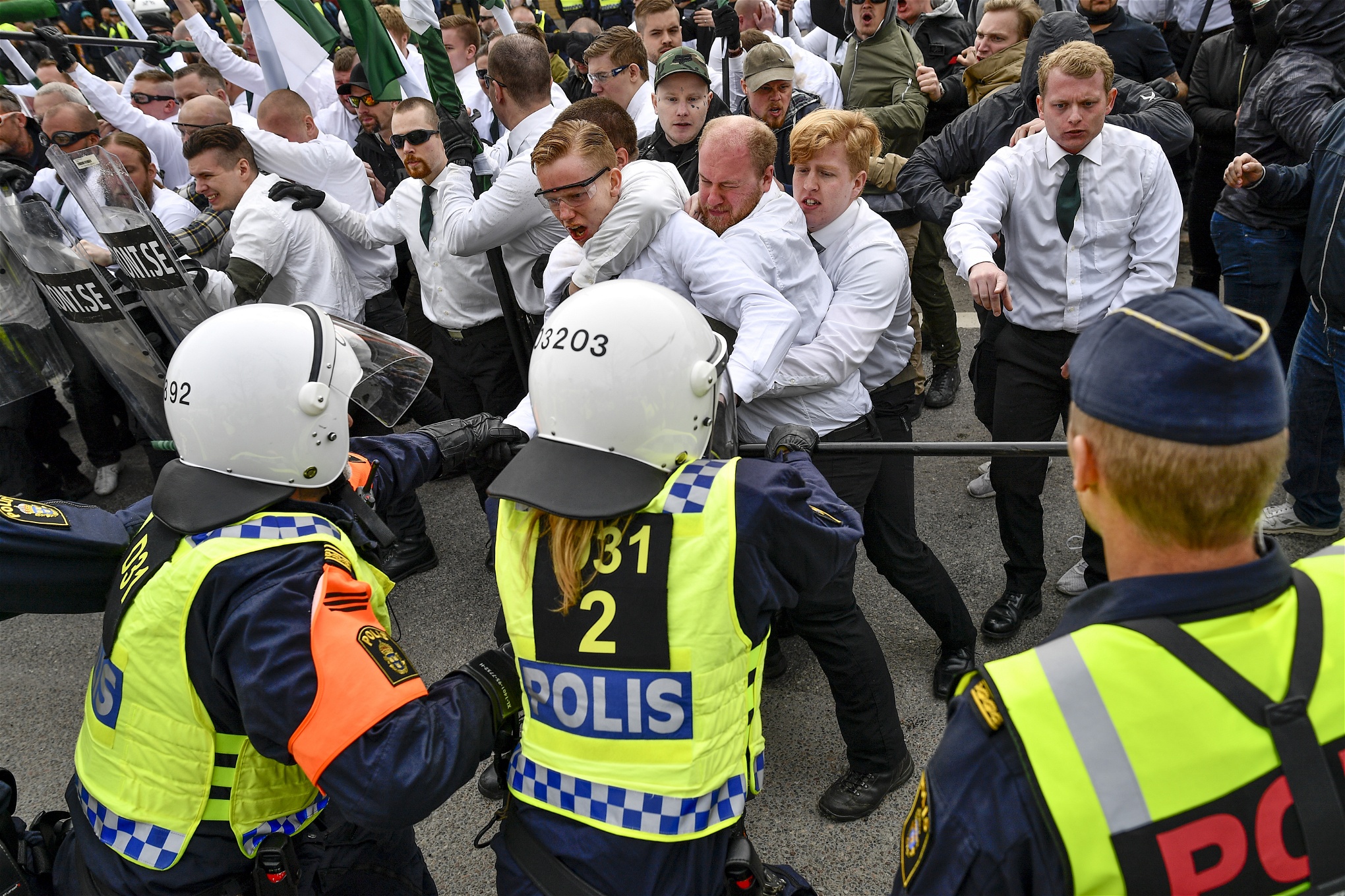 Nazister i NMR bråkar med polisen i Kungälv