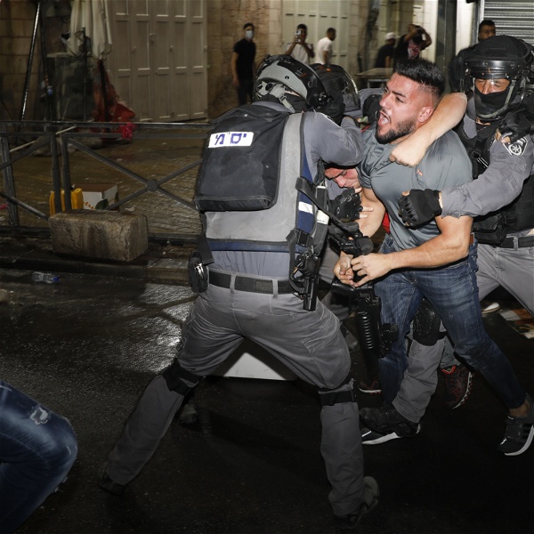 En palestinsk demonstrant grips av israelisk polis i Jerusalem