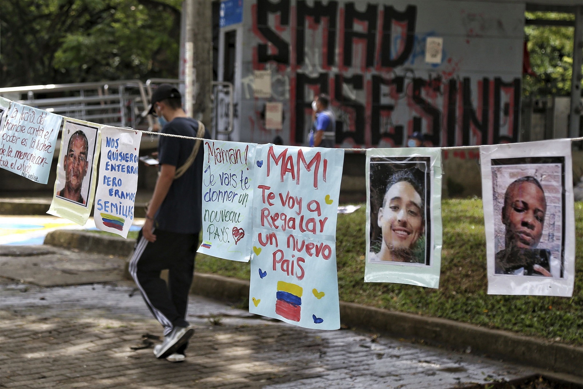 Upphängda bilder vid El Valle-universitetet i Cali på de som dödats under protesterna. Foto: Andres Gonzalez/AP/TT