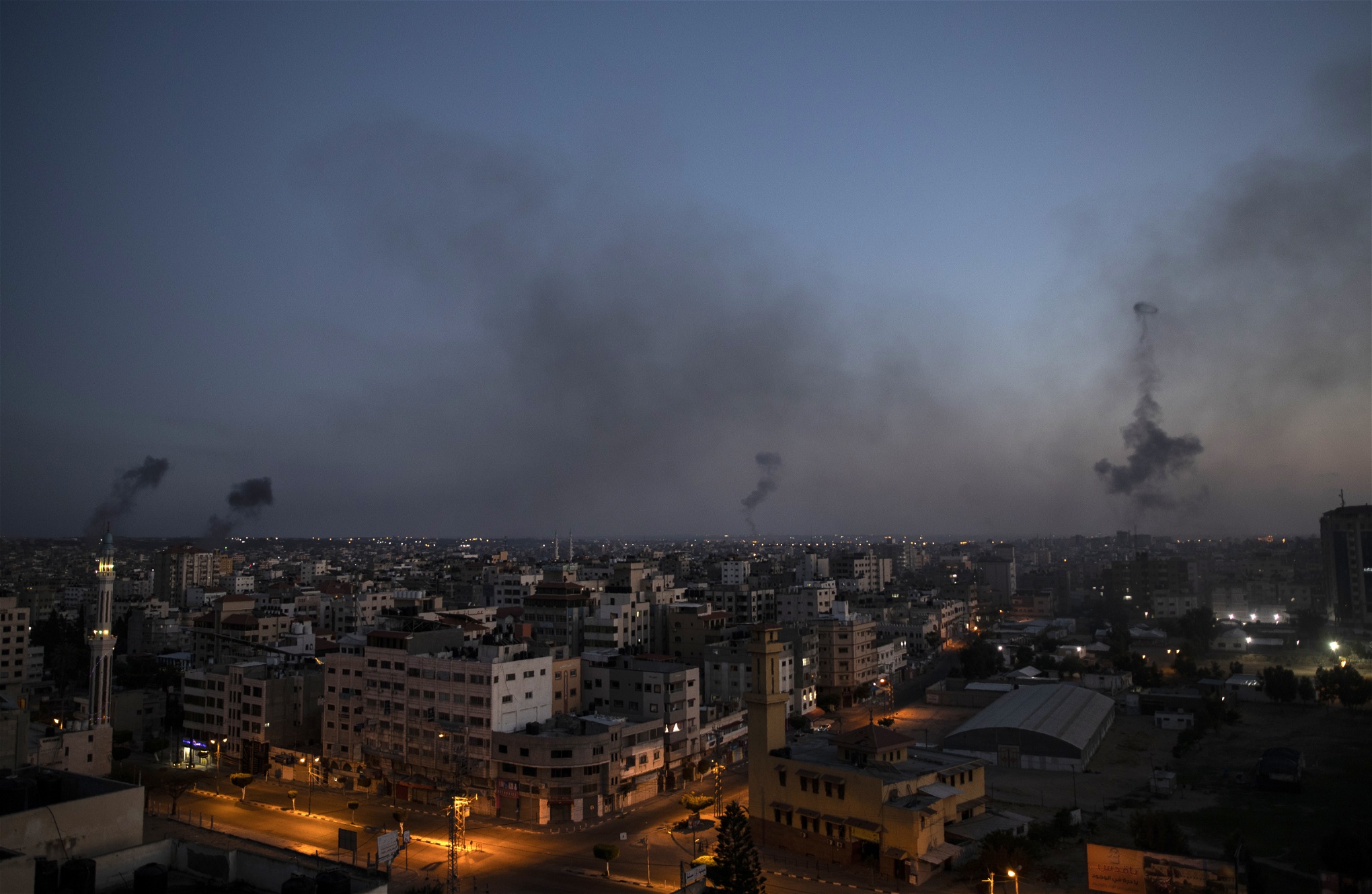 Svart rök stiger på flera håll i Gaza city, efter israeliska flygattacker.