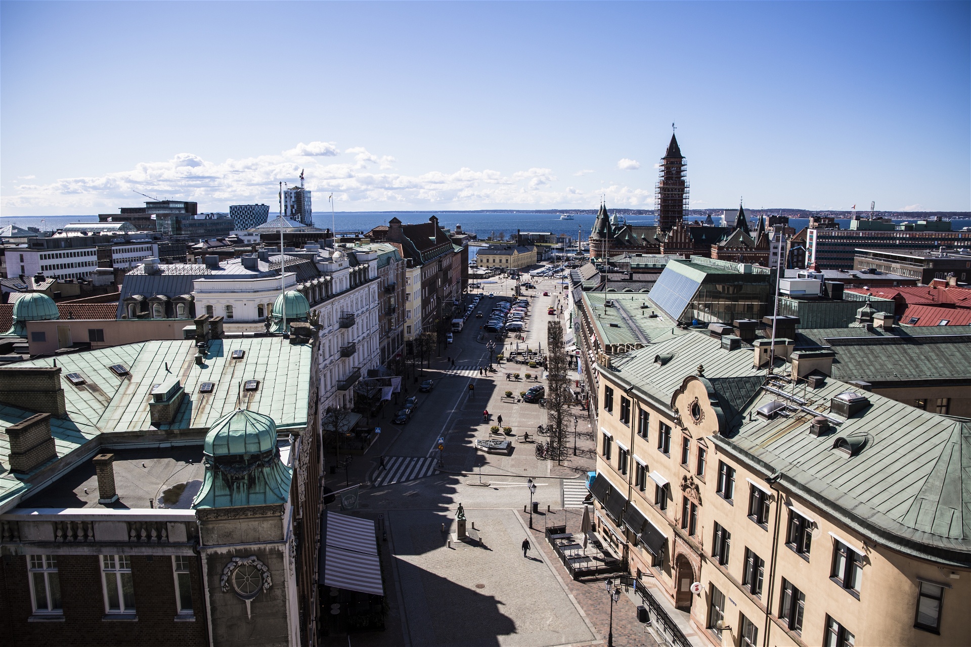Vy över Helsingborg i solsken.