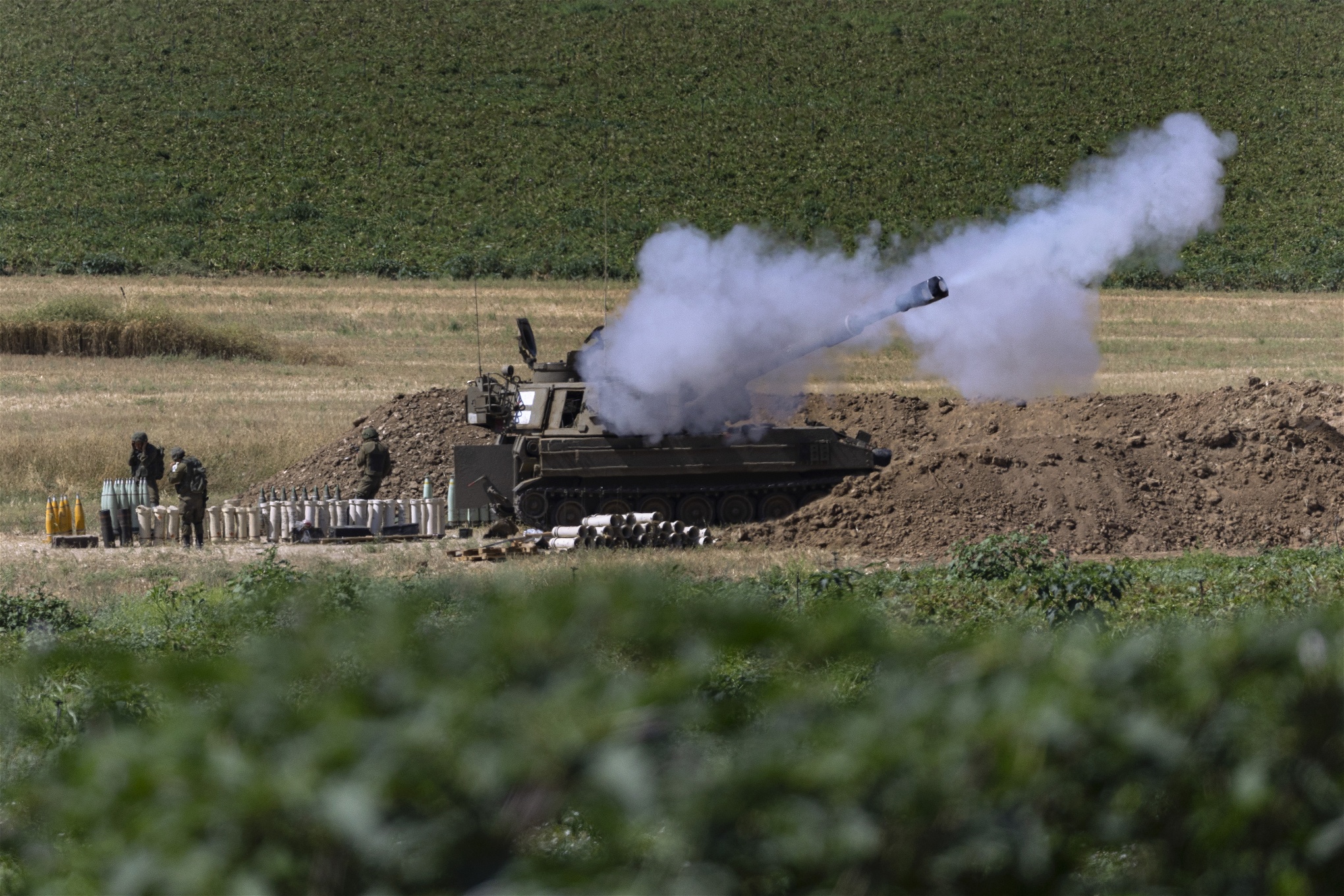 Israelisk tanker avfyrar artilleribeskjutning i närheten av gränsen till Gaza.