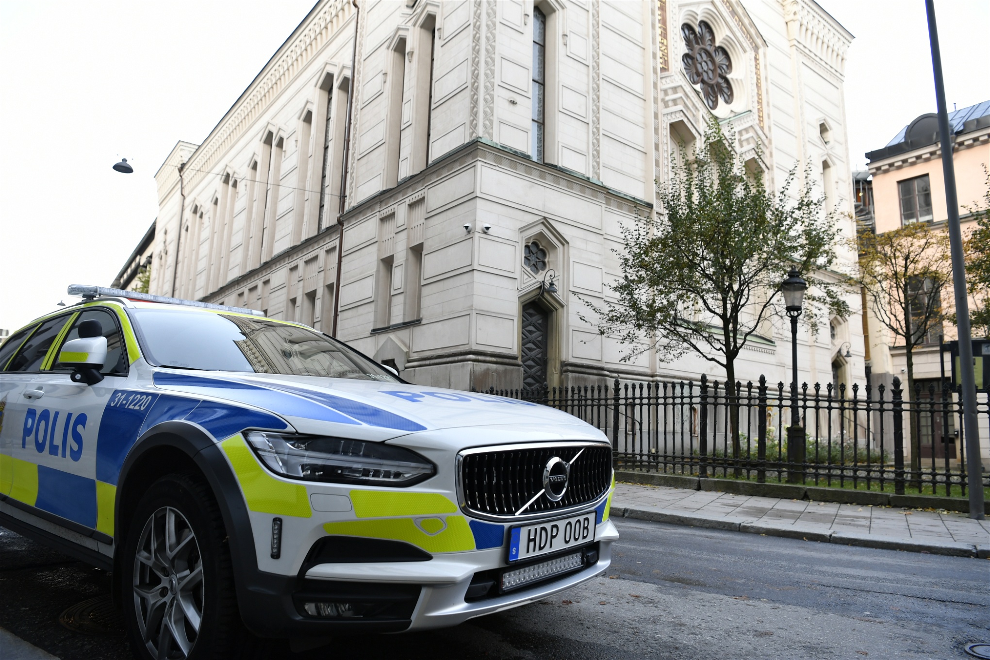 En polisbil håller vakt utanör synagogan i Stockholm
