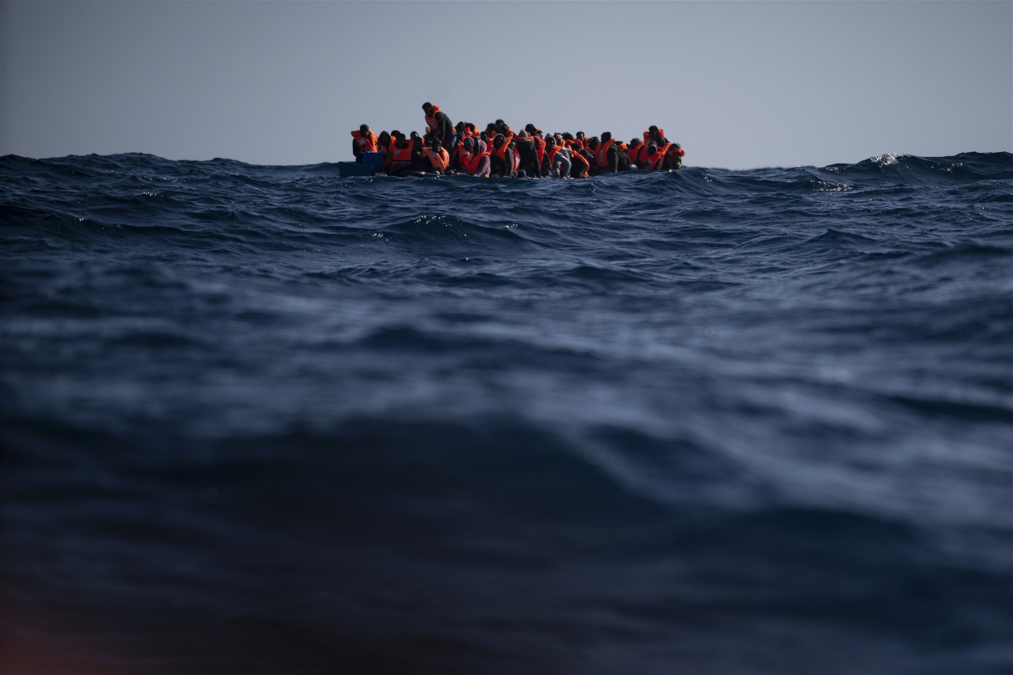 Migranter i en överfylld båt på Medelhavet