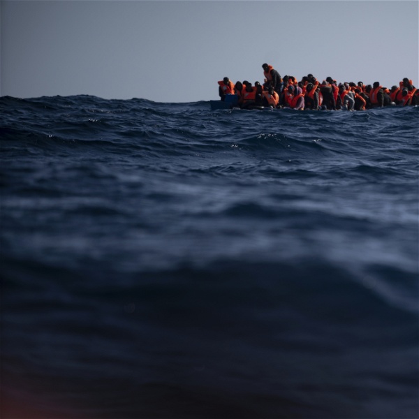 Migranter i en överfylld båt på Medelhavet