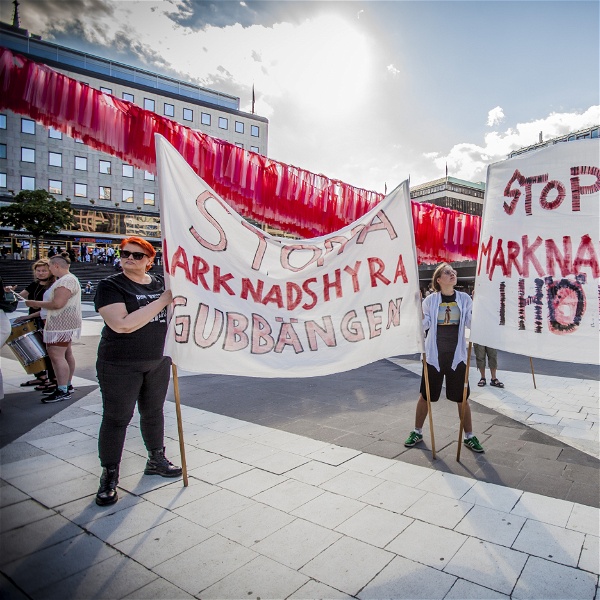 Manifestation mot marknadshyror på Sergels torg i Stockholm