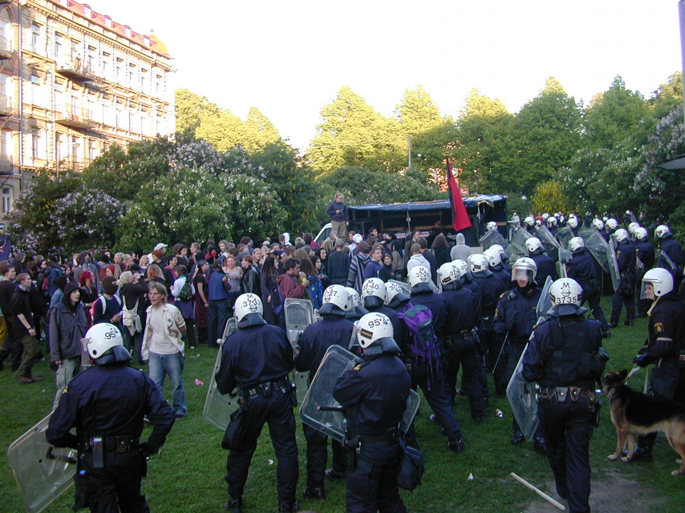 Polisen stormar gatufesten Reclaim the Streets strax innan 19-årige Hannes Westberg skjuts i magen. Foto: Jan-Åke Eriksson.