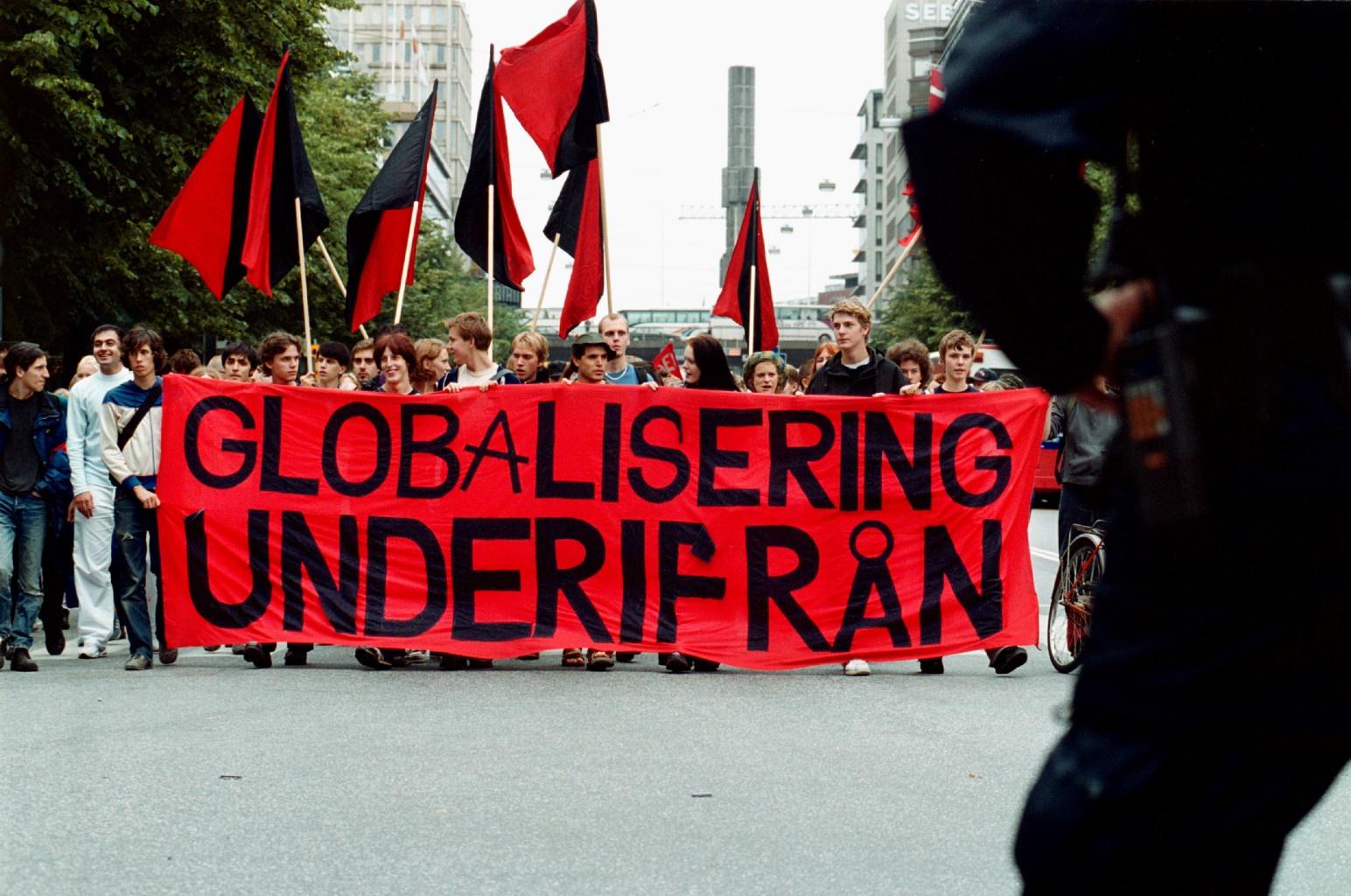 Manifestation i Stockholm inför G8-mötet i Genua i juli 2001. Demonstrationen hade organiserats av Globalisering underifrån, med deltagande av ett flertal andra vänstergrupper. Foto: Fredrik Persson/TT