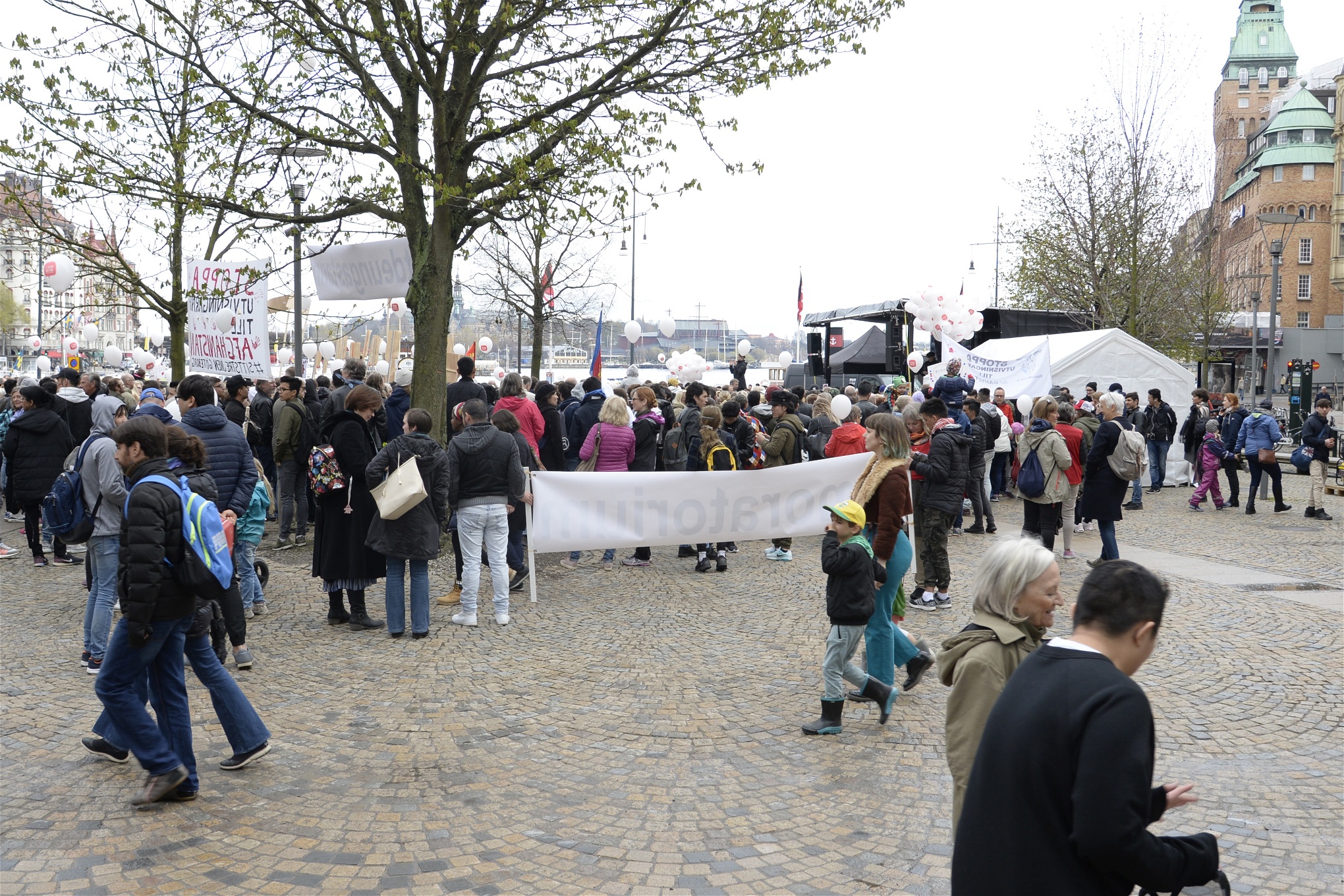 Manifestation i Stockholm för ensammkommande barns rätt att stanna i Sverige