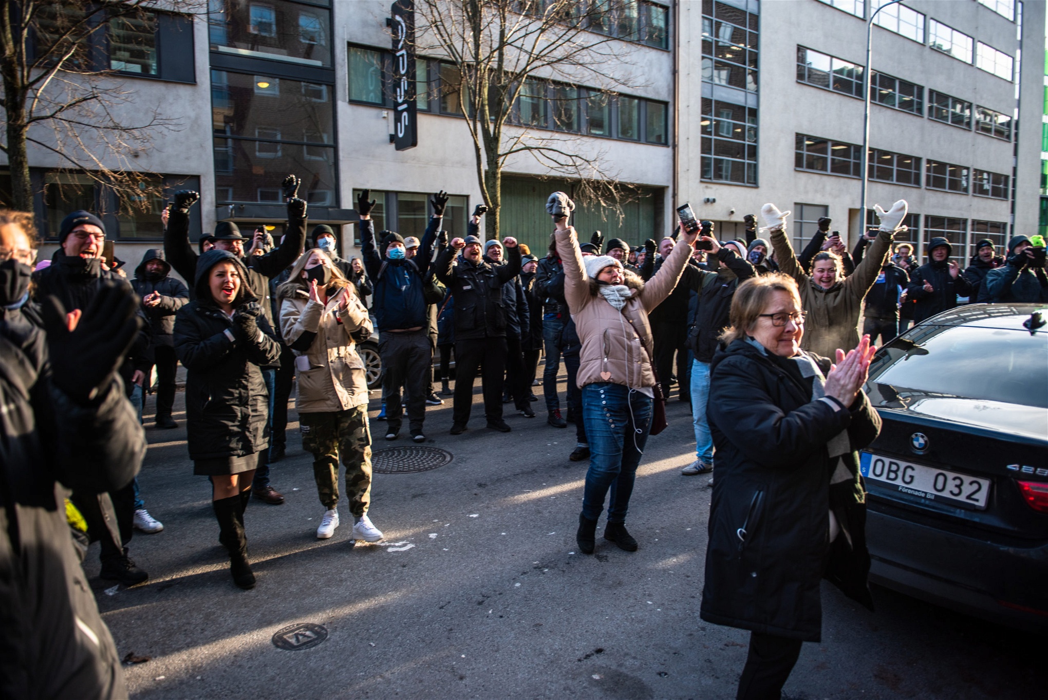 Foto: Victor PressfeldtEtt hundratal lokförare och tågvärdar samlades utanför Arrivas kontor i solidaritet med Ola Brunnström. Samtidigt var majoriteten av Pågatågen inställda.