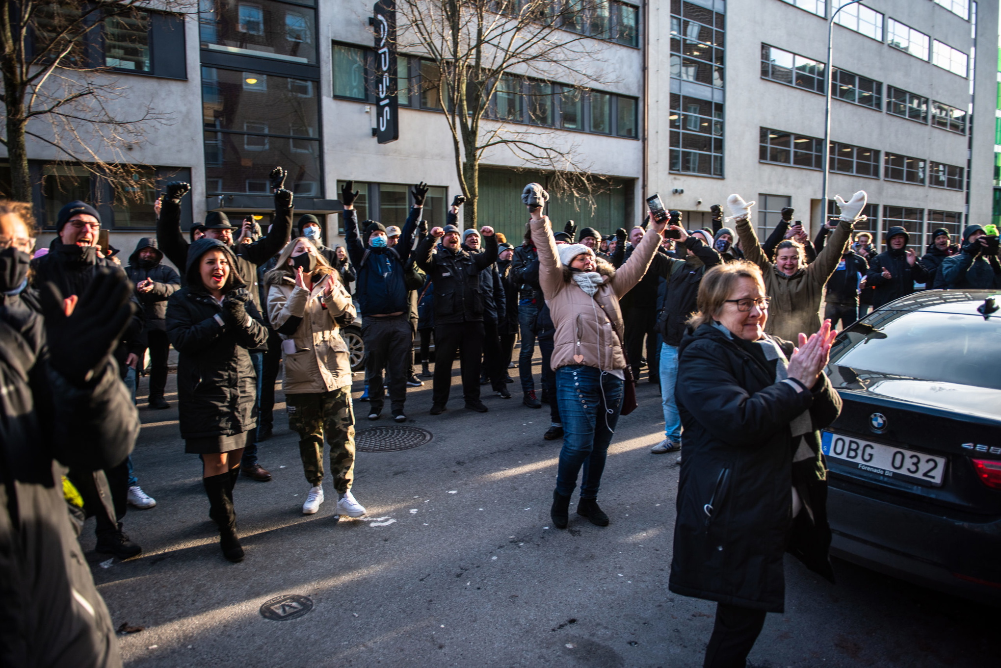 Foto: Victor PressfeldtEtt hundratal lokförare och tågvärdar samlades utanför Arrivas kontor i solidaritet med Ola Brunnström. Samtidigt var majoriteten av Pågatågen inställda.