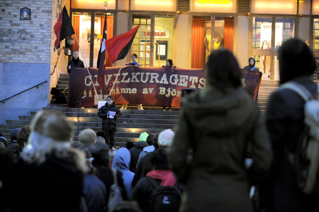 Minnesmanifestation arrangerad av SAC-Syndikalisterna 10 år efter mordet på den facklige aktivisten Björn Söderberg, på Medborgarplatsen i Stockholm måndagen den 10 december 2009. Foto: Janerik Henriksson/TT