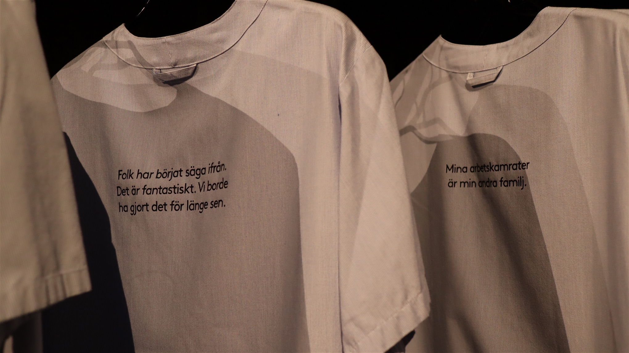 På undersköterskornas strukna skjortor har citat från de intervjuade trycks upp. Foto: Länsmuseet Gävleborg