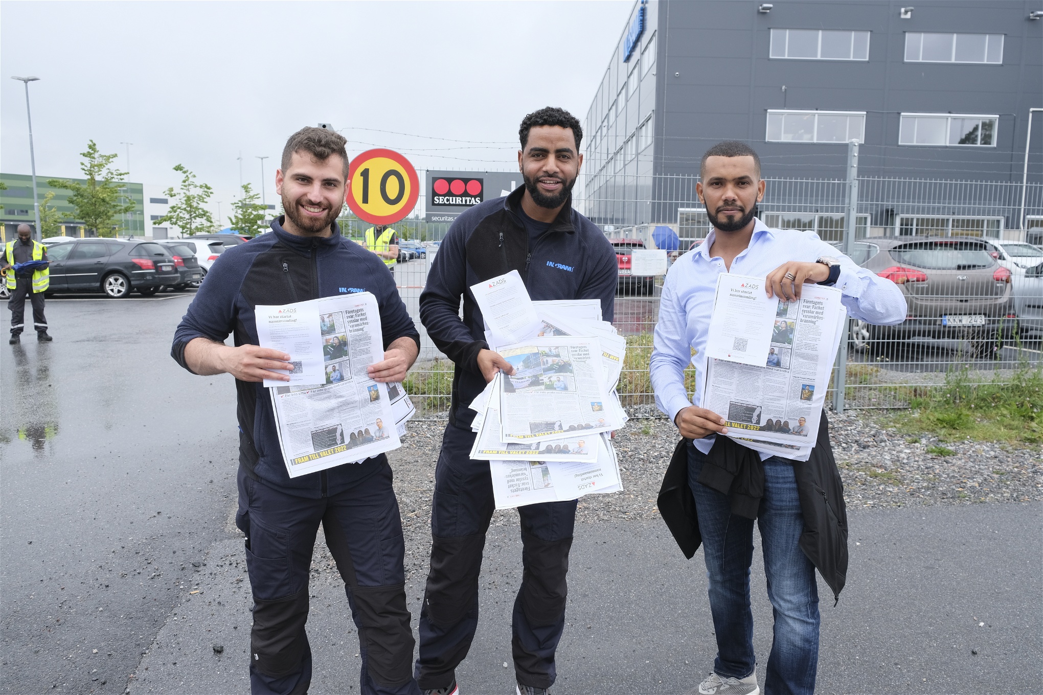 Foto: Julia LindblomGaby Kass Elias, Thomas Kiros och Idriss Mohamed delar ut utskrifter av Expressens granskning till sina kollegor mellan skiften. 