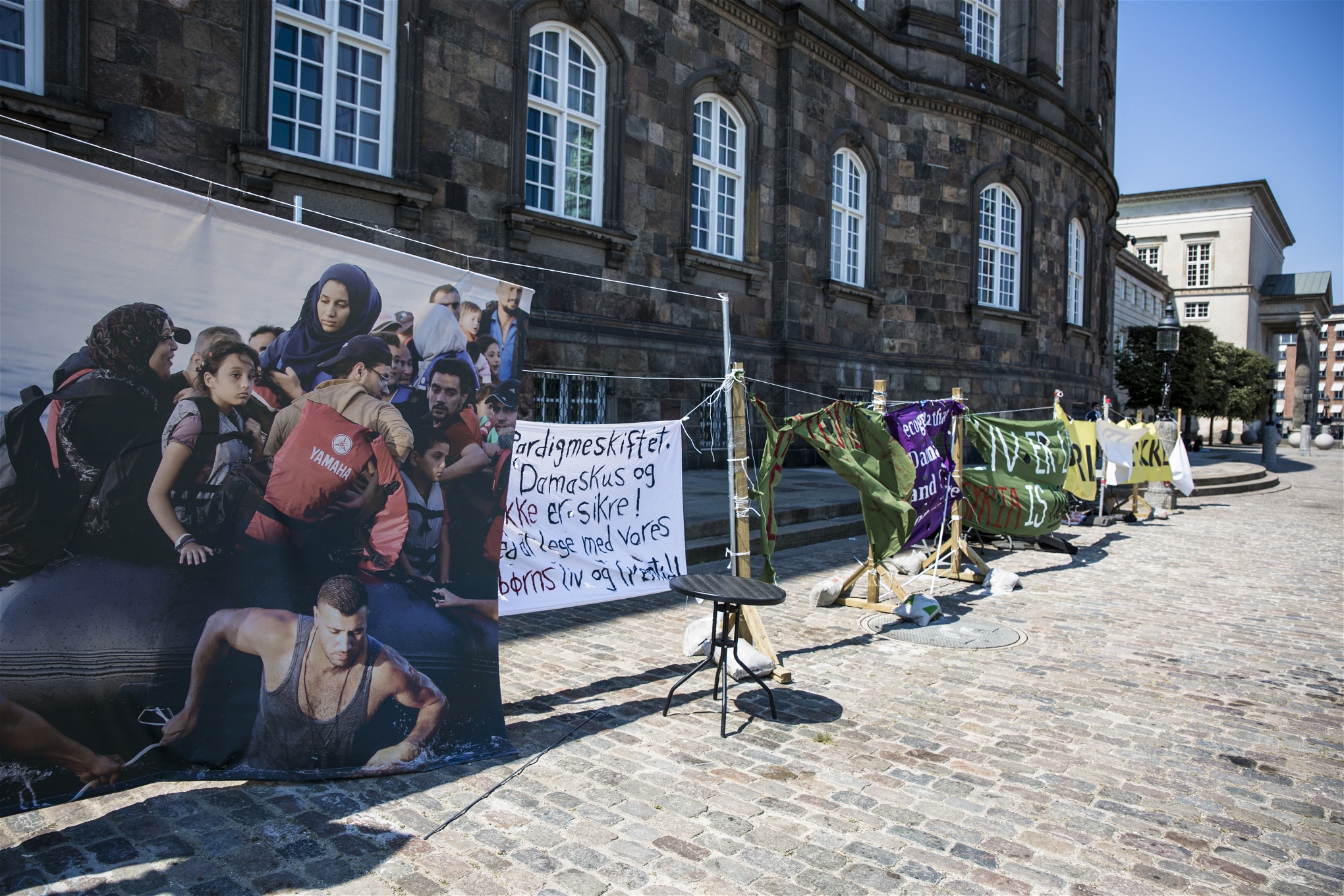 Plakat och affischer utanför Christiansborg.
