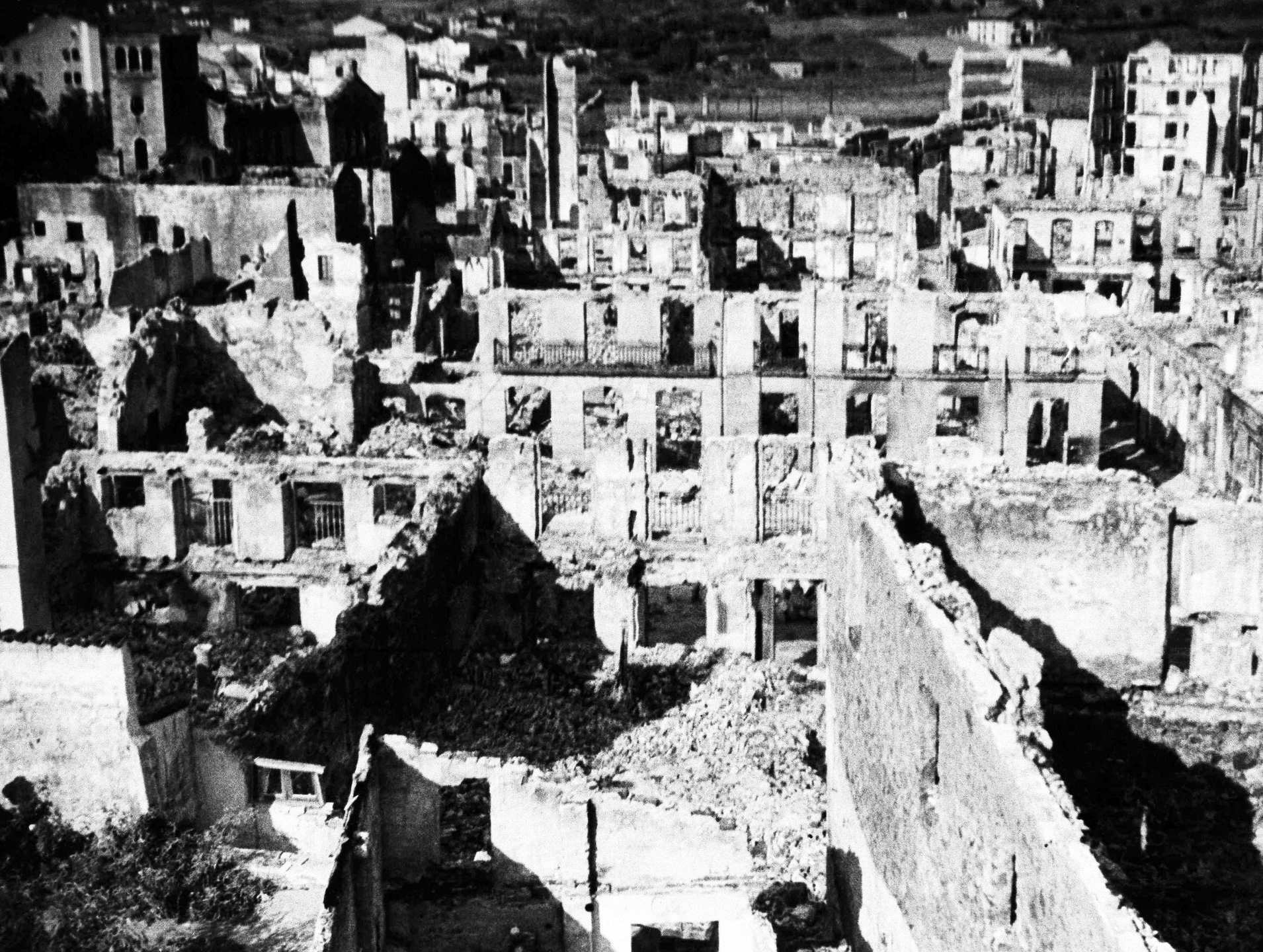 Staden Guernica efter flygbombningarna 1937. Foto: AP/ TT