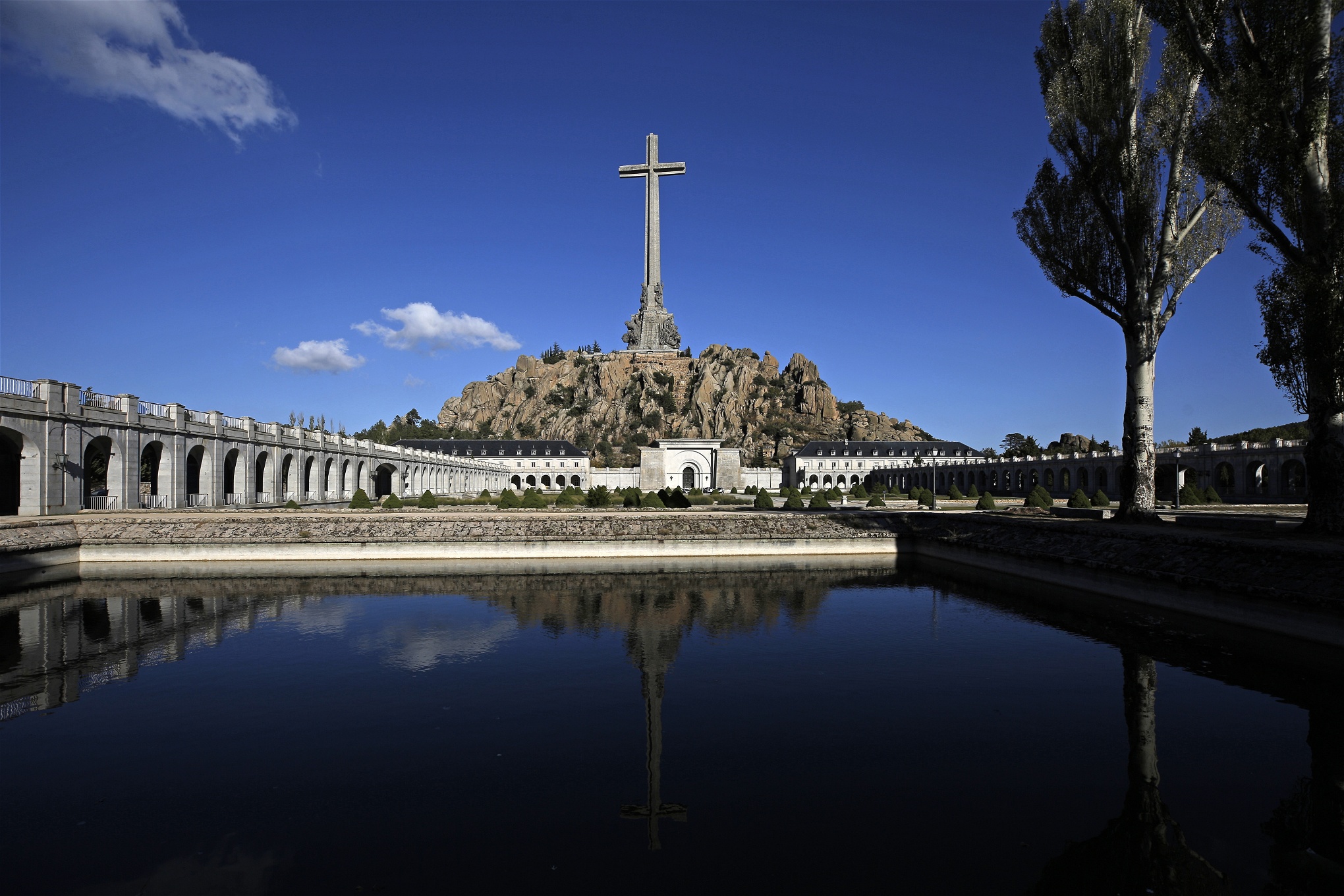 I El Valle de los Caídos (De stupades dal) ligger över 30 000 soldater från inbördeskriget begravda. Francisco Francos kropp flyttades från platsen 2019. 