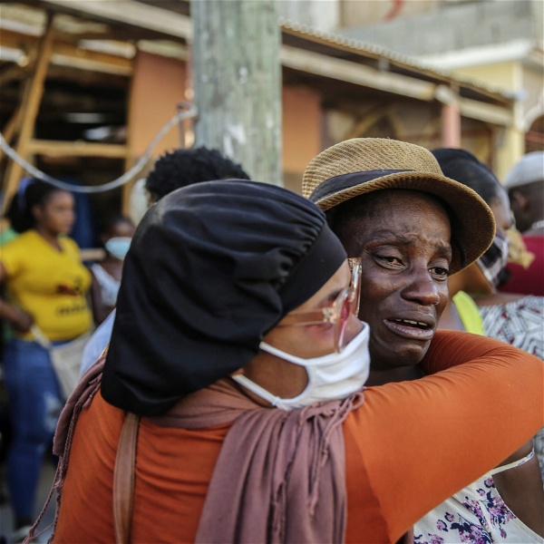 Sörjande anhöriga efter jordbävningen i Haiti