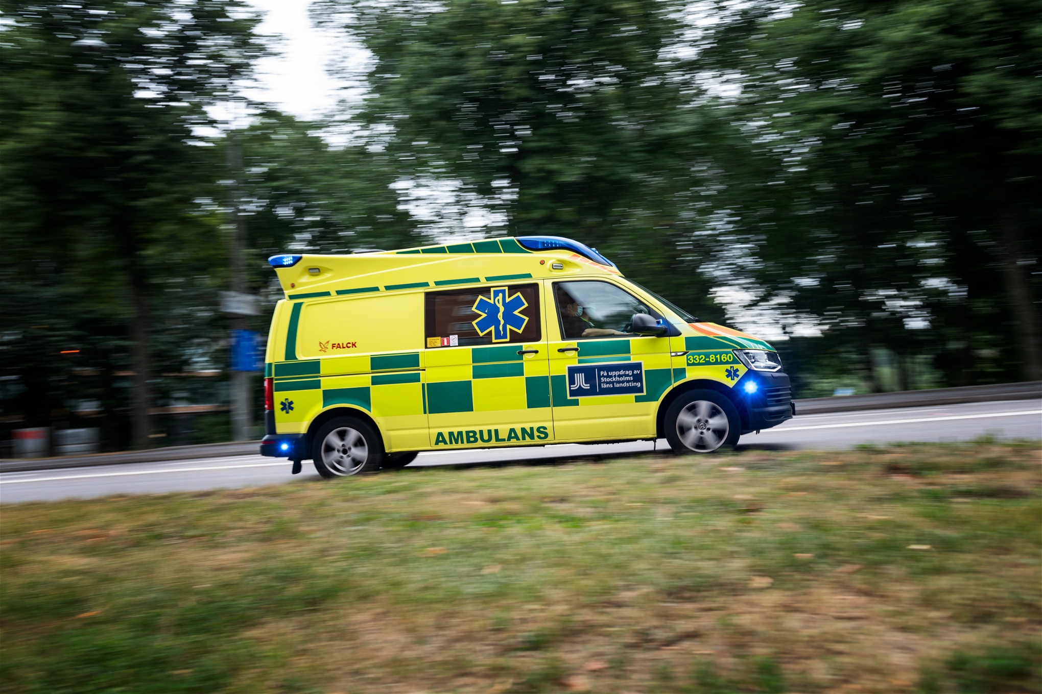 En ambulans med blåljus.