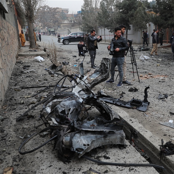 Journalister filmar och fotar på en explosionsplats i Kabul.