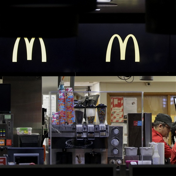 McDonalds-arbetare sett genom fönstren utanför restaurangen