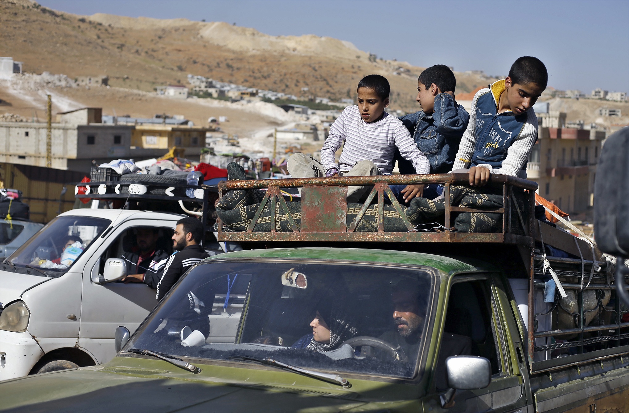 Syriska flyktingar i bil på gränsen mot Libanon