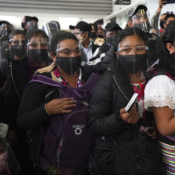 Zapatister på flygplatsen i Mexico city.