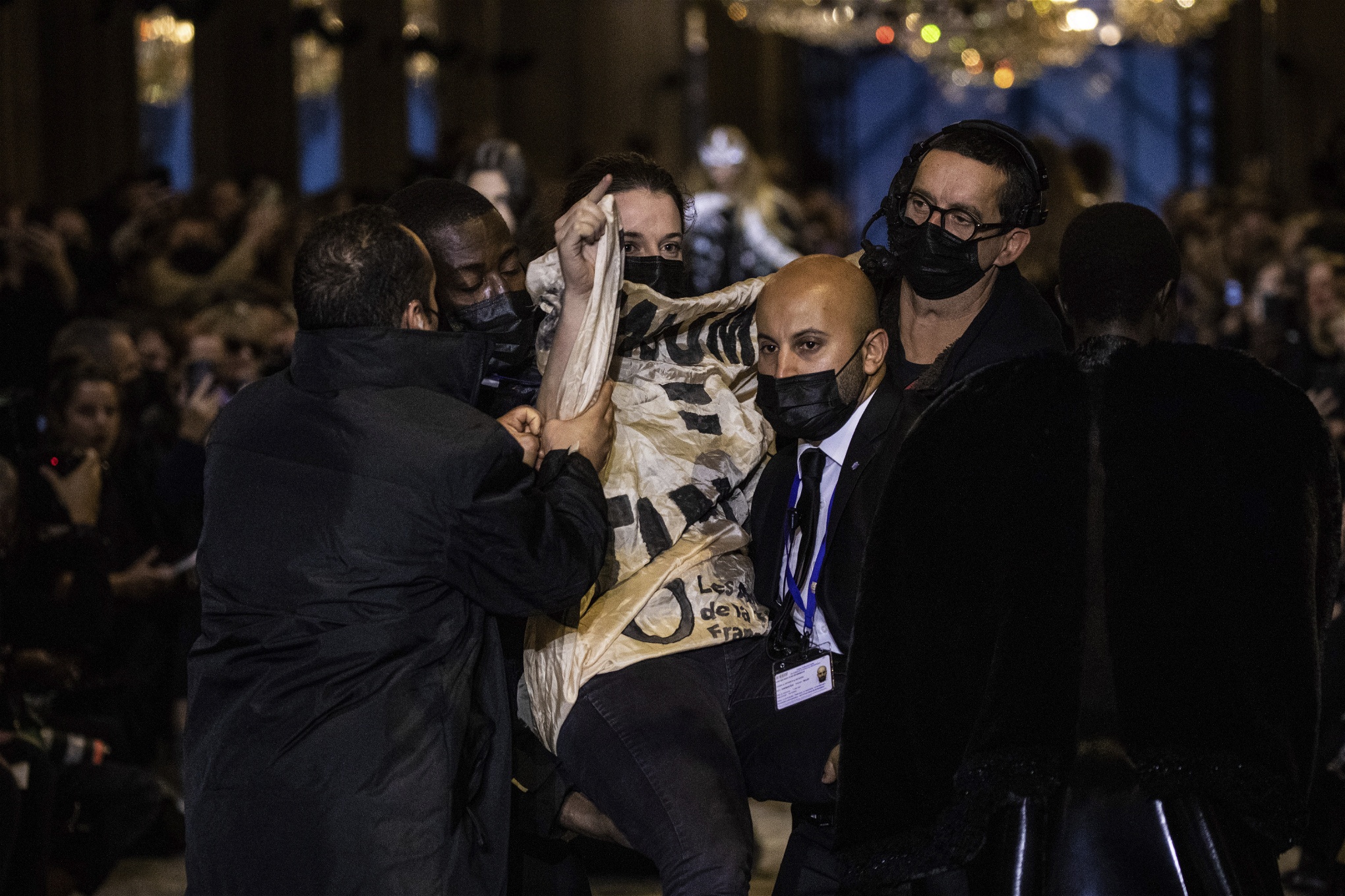 Klimataktivist gripen på modeveckan i Paris