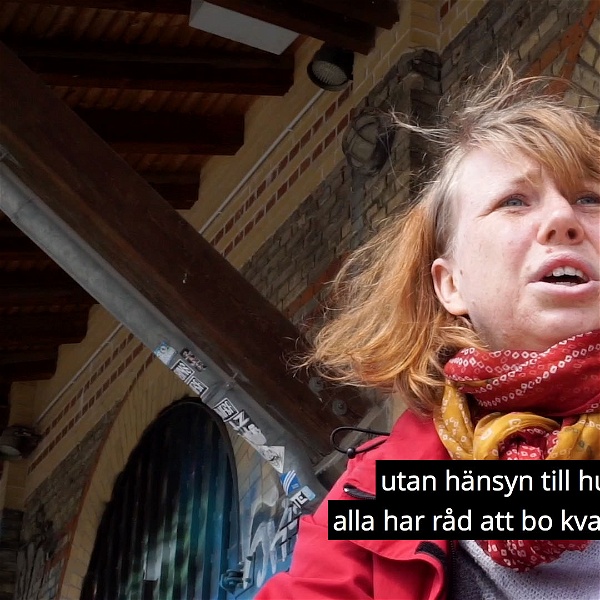 Bostadsaktivisten Sanna intervjuas i videoreportaget om hur hyresgäster i Berlin kämpar för en stad för alla.