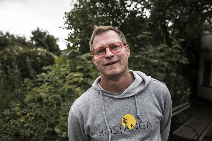 Nils Philips är ordförande för Röstångas Utveckling och lokal organisatör i byn. Foto: Jesper Klemedsson