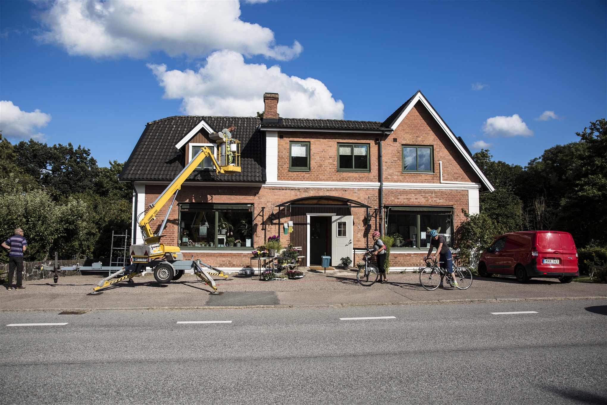 I Röstånga finns också en blomsteraffär och en frisörsalong. Foto: Jesper Klemedsson