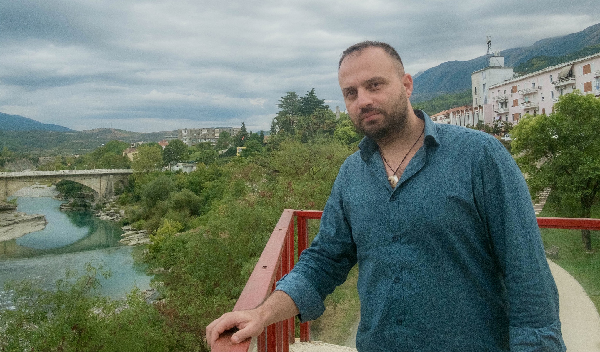 Foto: Enes MehmedagicKliti Nurka menar att det är ovanligt många som återvänder till staden, jämfört med andra albanska städer: "Jag själv hade nog aldrig återvänt om inte floden fanns här". Foto: Enes Mehmedagic