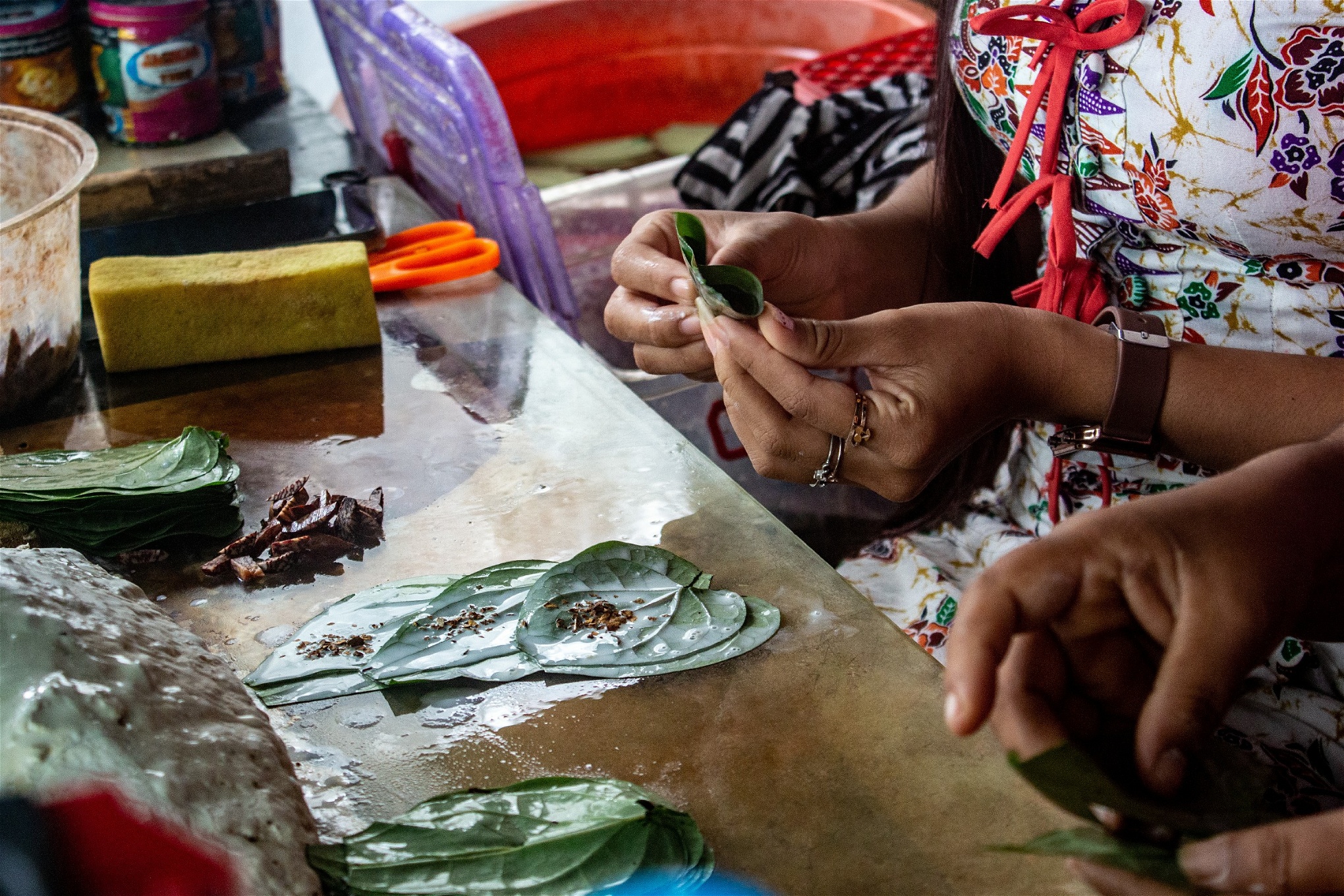 Ma Win Pa Pa jobbar nu med sin mamma i hennes ett stånd där de säljer betelpan – en milt stimulerande nöt, inlindad i ett betelblad ihop med tobak. Foto: Kyaw Lin Htoon