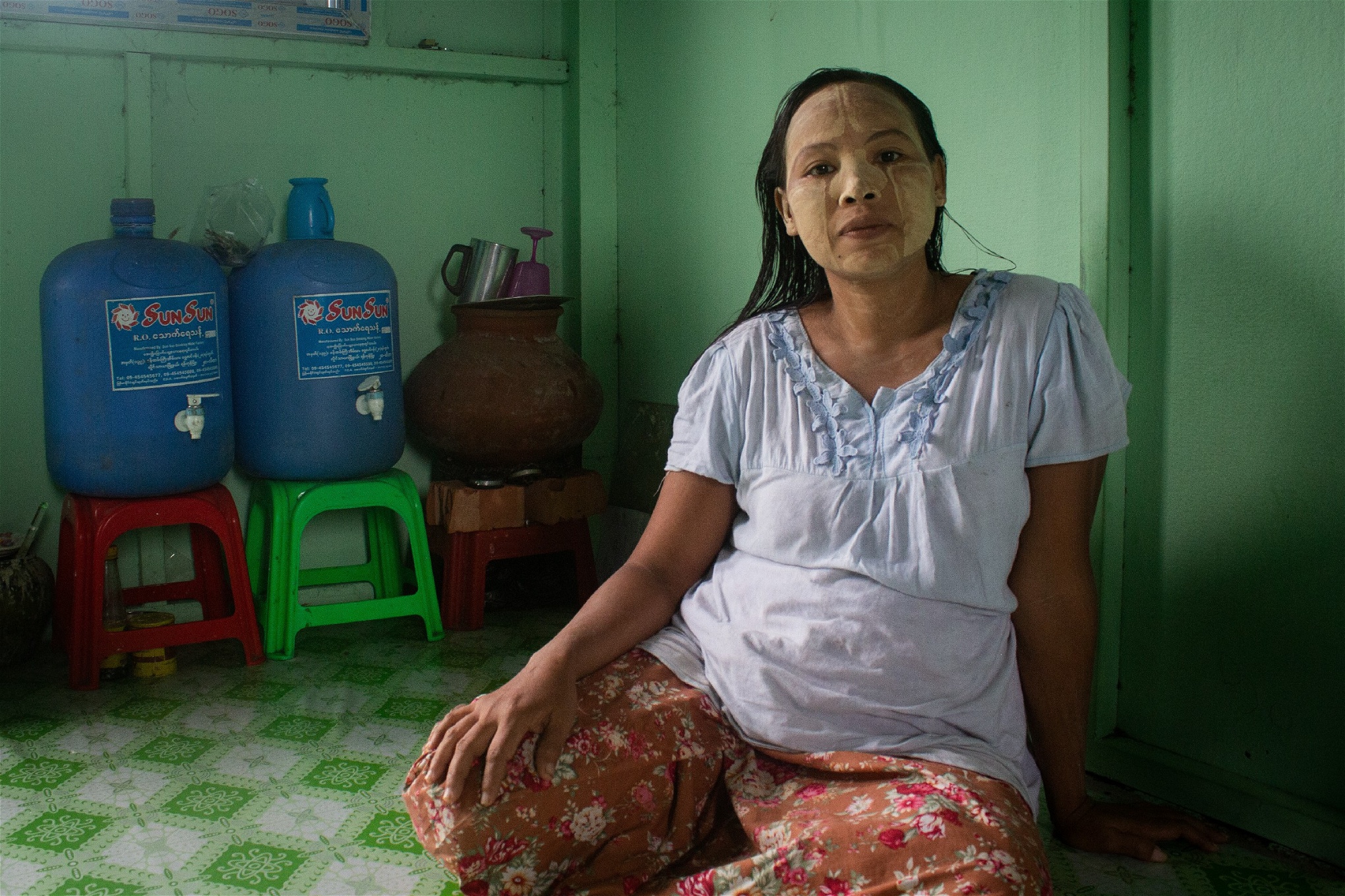 Aye Mi Sans familj hyr ett rum för [275 kronor] i månaden. Just nu lever de på hennes mans inkomst. Han tjänar mellan [20-45 kronor] om dagen, men har bara jobb tre till fyra dagar i veckan. För att ha råd med mat och hyra har familjen tvingats ta dyra lån till 20 procents ränta.  Foto: Kyaw Lin Htoon