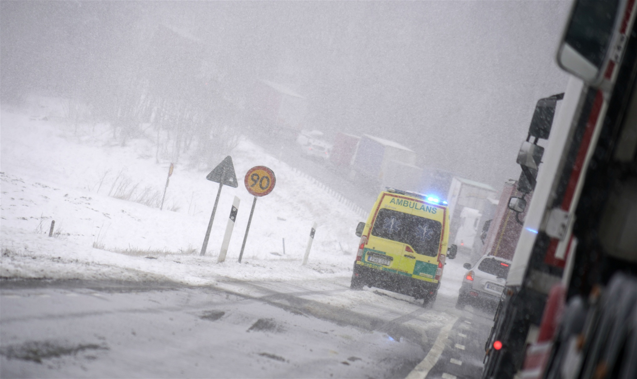 Ambulans på snöig väg