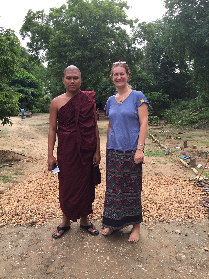 Foto: PrivatInför researchen till I Munkens Skugga tillbringade Helena Thorfinn en månad i tyst retreat i ett av Yangons stora kloster. Här med en munk som skötte översättningen till engelska.