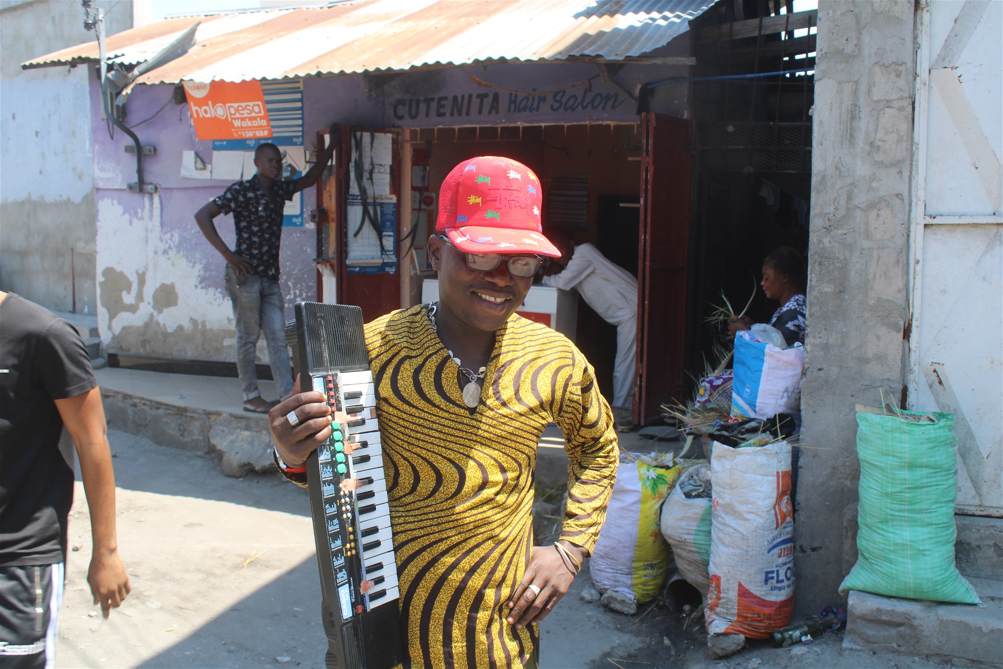 Mzee Rashidi Mbarak är sångare i singeli-bandet Jagwa Music. Han sjunger om vardagen i slumområdet Mwananyamala i Dar es-Salaam. Foto: Bengt Sigvardsson