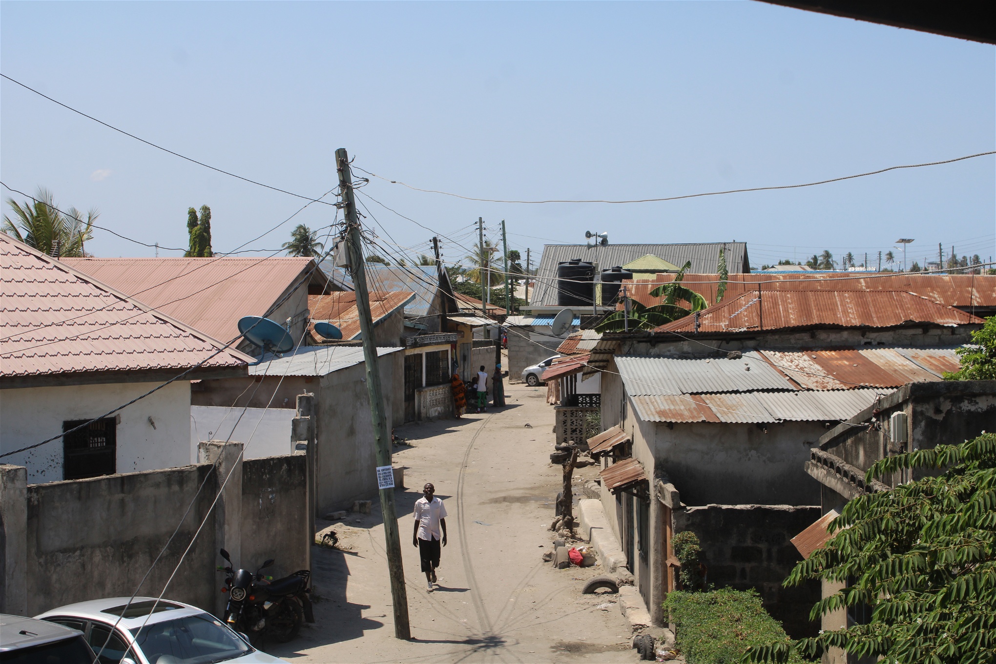 Söndagslugn råder i slumområdet Mwananyamala, i Dar es-Salaam, men det är långt ifrån tyst. Singeli-musiken ligger som en ljudmatta över området. Foto: Bengt Sigvardsson