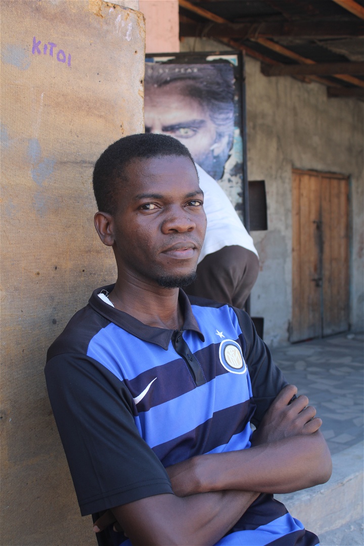 21-årige Mubarak Ahmed bor i Mwananyamala i Dar es-Salam. Han har en universitetsexamen, men är liksom många andra ungdomar arbetslös. Singeli-musiken är sötman i hans tillvaro. Foto: Bengt Sigvardsson