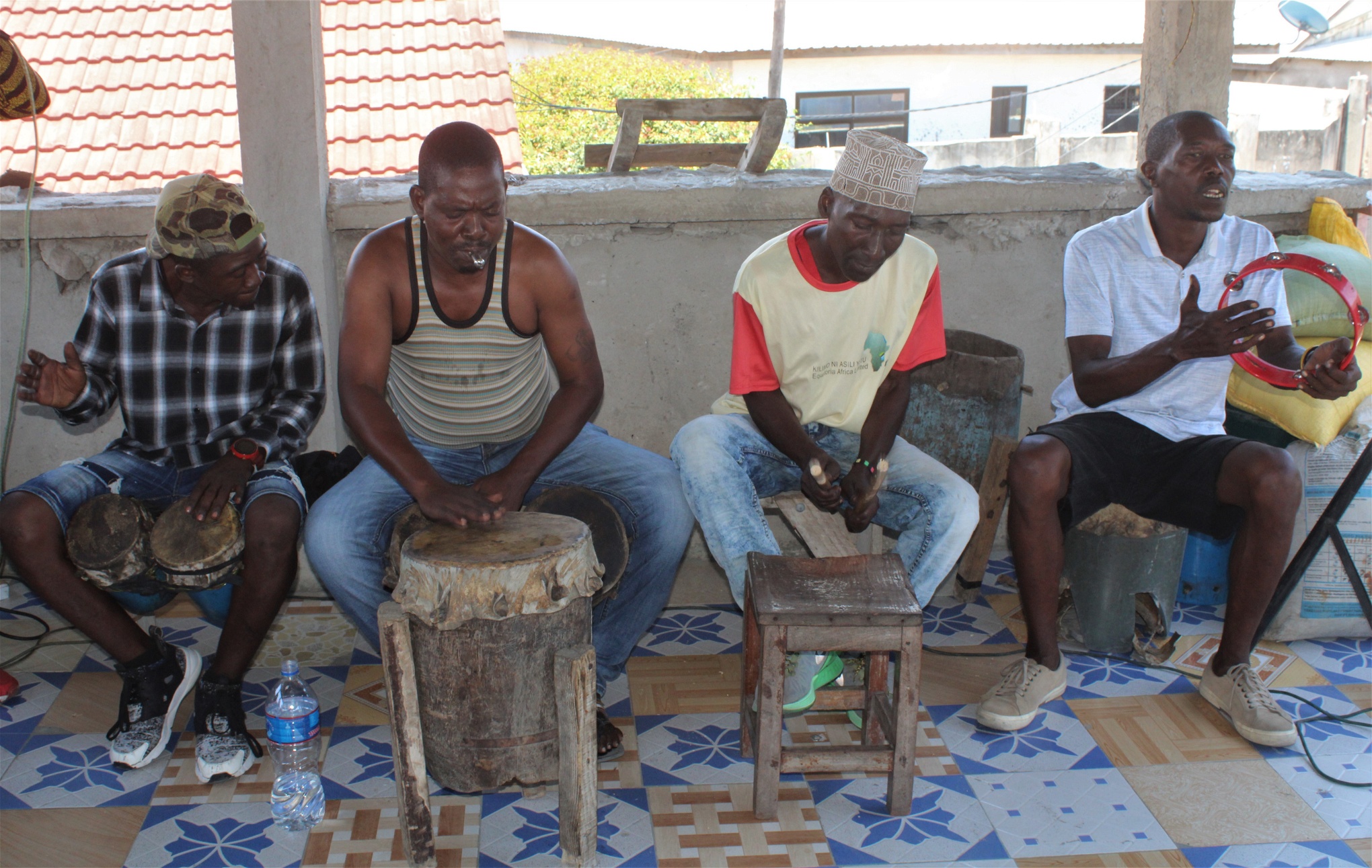 Jagwa Music använder traditionella tanzaniska instrument i sin musik. Från vänster till höger Mwhni Ally, Abdallah Said, Saidi Hamid och Sultani Omarei. Foto: Bengt Sigvardsson