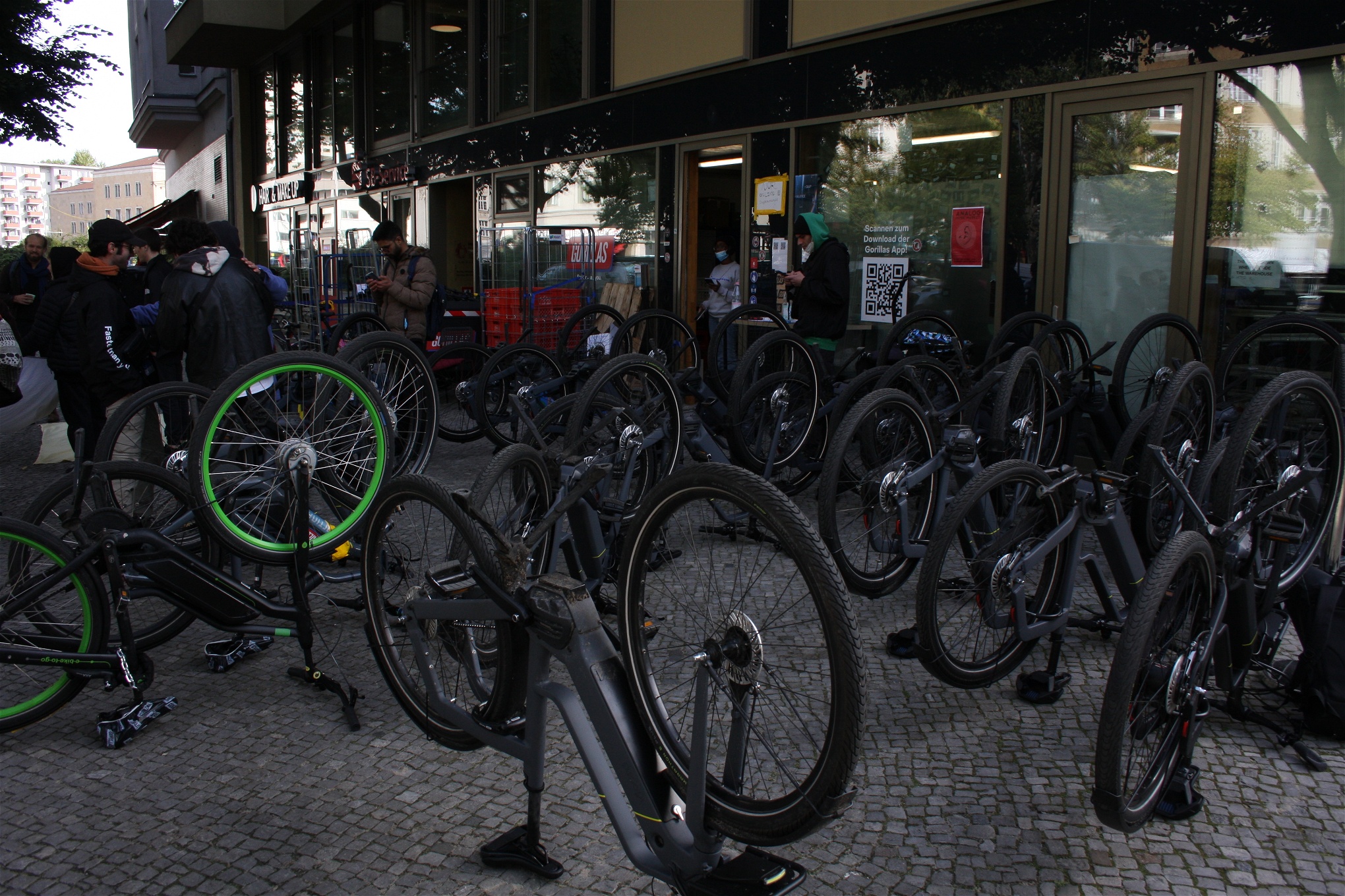  Buden ställde sina cyklar upp och ned under en av strejkerna. Foto: Janne Harju