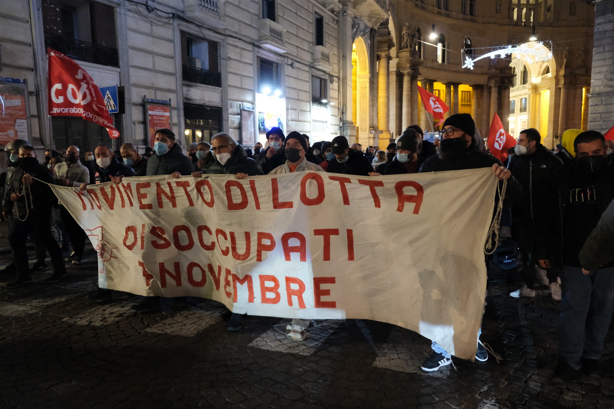 7-novemberrörelsen, som främst organiserar arbetslösa, utlyste demonstrationen på Plebiscito-torget i centrala Neapel. Foto: Julia Lindblom